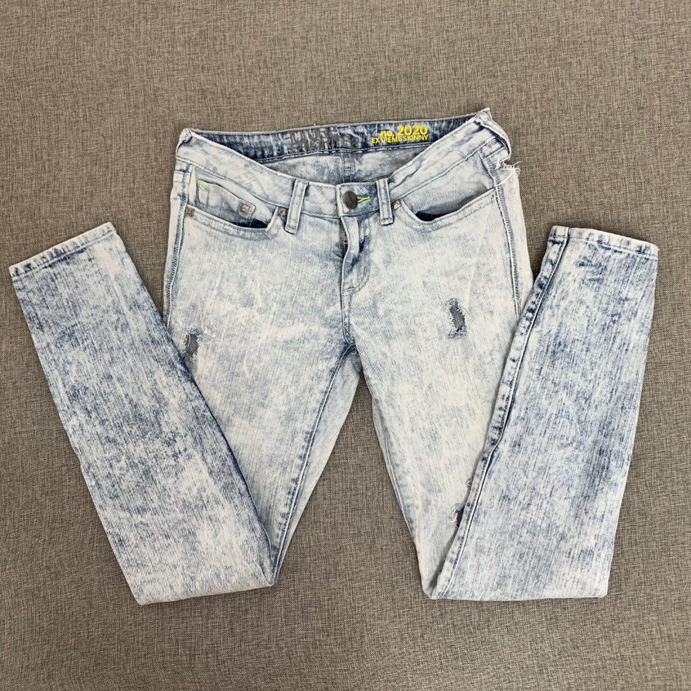 Future Favorites Ripped Distressed‎ Jeans Acid Wash 99% Cotton 1% Spandex Size 7